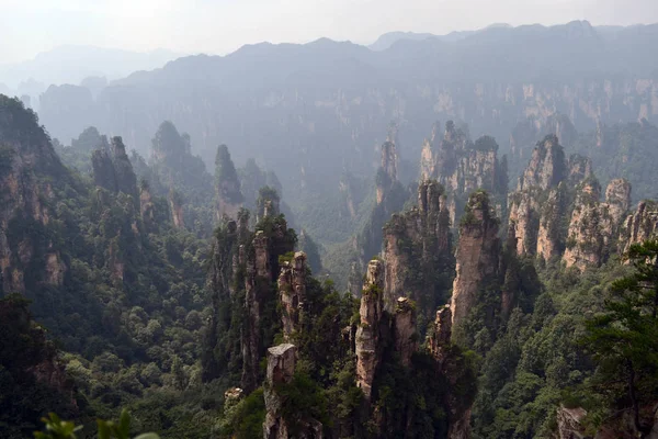 武陵源风景区周围的岩石形成。多么戏剧性的 l — 图库照片