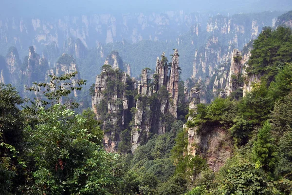 Formaciones rocosas alrededor del área escénica de Wulingyuan. ¡Qué dramático! — Foto de Stock