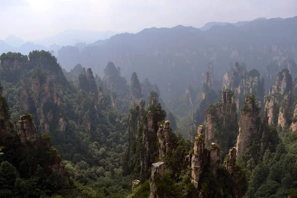 A következő reptér környékén: Wulingyuan Scenic Area sziklaalakzatok. Milyen drámai l — Stock Fotó