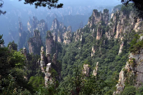 Formazioni rocciose intorno Wulingyuan Scenic Area. Che drammatico l — Foto Stock
