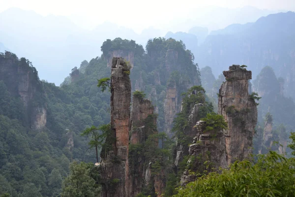 Felsformationen rund um das landschaftliche Gebiet von Wulingyuan. Was für ein dramatisches l — Stockfoto