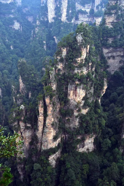 Rock formations around Wulingyuan Scenic Area. What a dramatic l — Stock Photo, Image