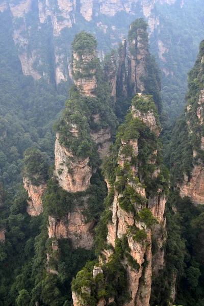 Felsformationen rund um das landschaftliche Gebiet von Wulingyuan. Was für ein dramatisches l — Stockfoto