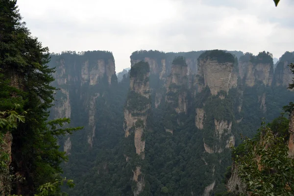 Formacje skalne w okolicy: Wulingyuan Scenic Area. Jakie dramatyczne l — Zdjęcie stockowe
