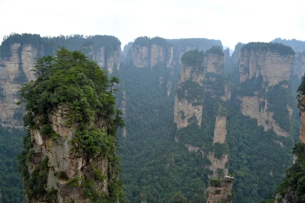 Felsformationen rund um das landschaftliche Gebiet von Wulingyuan. Was für ein dramatisches l — Stockfoto