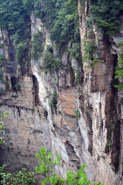 Formações rochosas em torno de Wulingyuan Scenic Area. Que dramático. — Fotografia de Stock