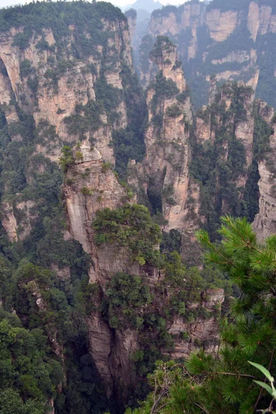 Formações rochosas em torno de Wulingyuan Scenic Area. Que dramático. — Fotografia de Stock