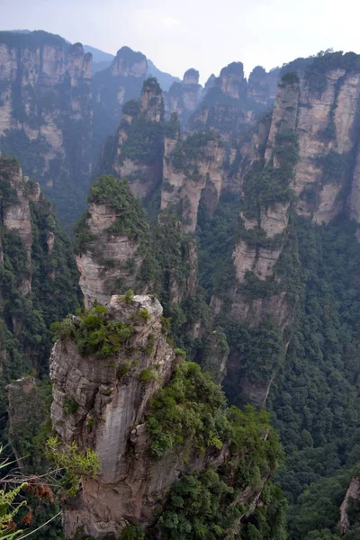 Formaciones rocosas alrededor del área escénica de Wulingyuan. ¡Qué dramático! — Foto de Stock