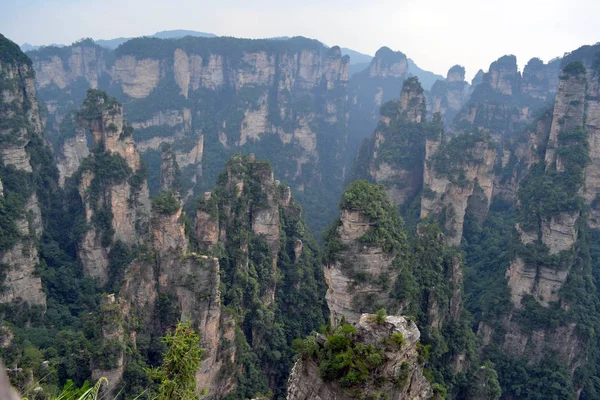 Formaciones rocosas alrededor del área escénica de Wulingyuan. ¡Qué dramático! — Foto de Stock