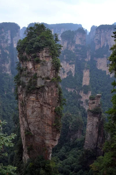 Una sola roca alrededor del área escénica de Wulingyuan. ¡Qué drama! — Foto de Stock