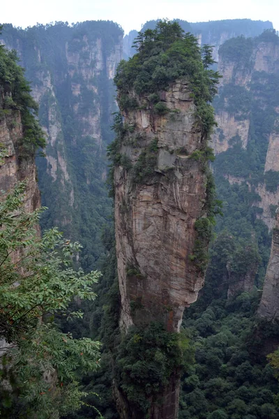 Enkele rock staande rond Wulingyuan Scenic Area. Wat een drama — Stockfoto