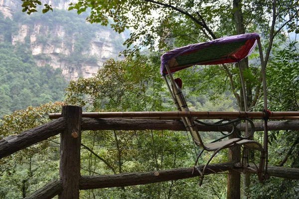 Un mode de transport traditionnel lors de la randonnée le Wulingyuan Sc — Photo