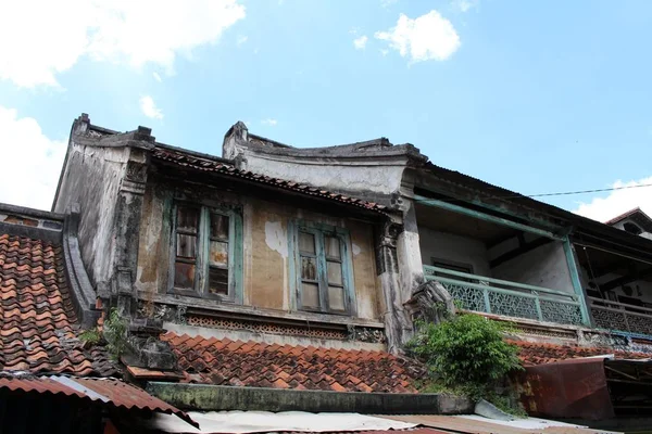 印尼华人 "奔腾" 社区附近的老房子 — 图库照片