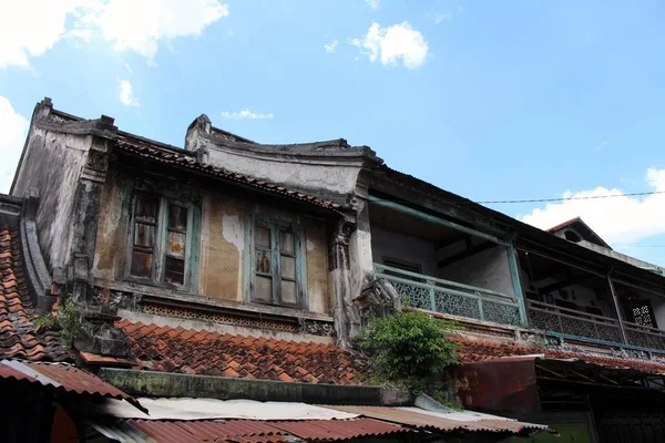 Altes haus rund um die chinesische gemeinschaft "beneng" in indonesien — Stockfoto