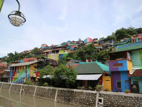 Le village coloré ou "arc-en-ciel" (Kampung Pelangi) à Semarang — Photo