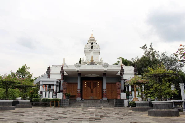 Thajština (théraváda) buddhistický chrám v Semarang, Indonésii — Stock fotografie