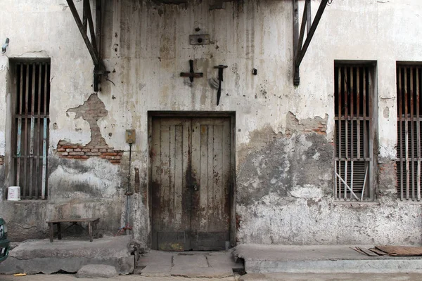 De deuren en ramen rond Kota Lama (Old Town), Semarang, Ind — Stockfoto