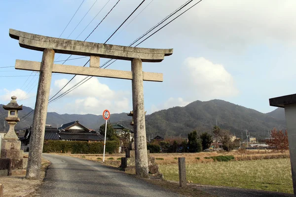 Tradução: "O Portão Xintoísta chamado Torii" a caminho de Japane — Fotografia de Stock