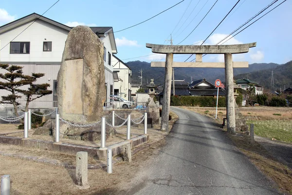 Traducción: "La puerta sintoísta llamada Torii" en el camino a Japón —  Fotos de Stock