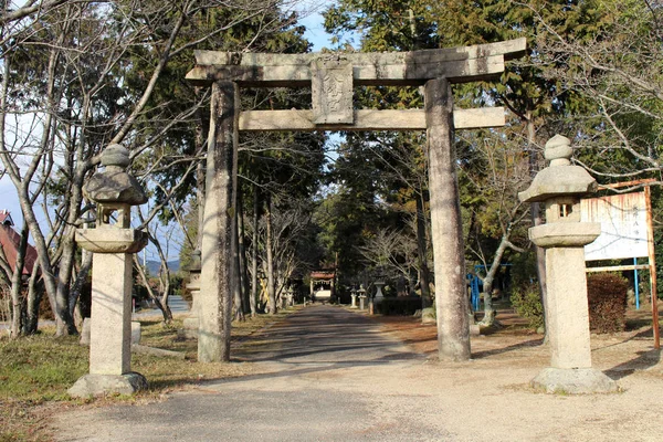 Vertaling: "de Shinto-Shrine, Naganohachimangu" in Yamaguchi, — Stockfoto
