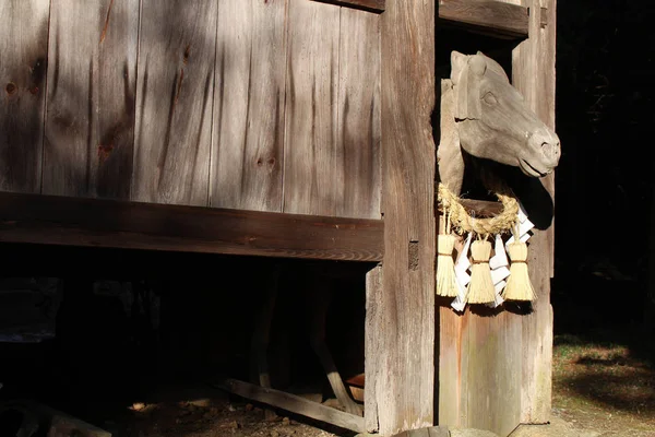 Figura de vaca en templo sintoísta en Japón — Foto de Stock