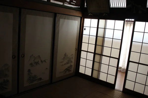 Tradução: "Uma sala tradicional", em uma antiga casa japonesa em F — Fotografia de Stock