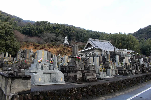 Traduzione: "Cimitero giapponese" intorno alla stazione di Hizen-Yamaguchi , — Foto Stock