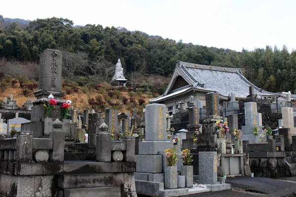 Vertaling: "Japanse begraafplaats" rond Hizen-Yamaguchi station, — Stockfoto