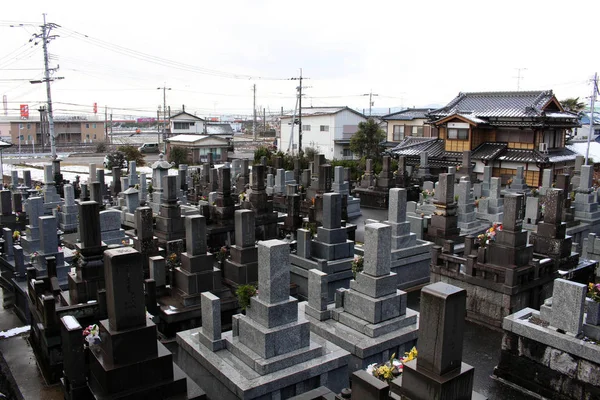 Перевод: "Японское кладбище" вокруг станции Хидзэн-Ямагути , — стоковое фото