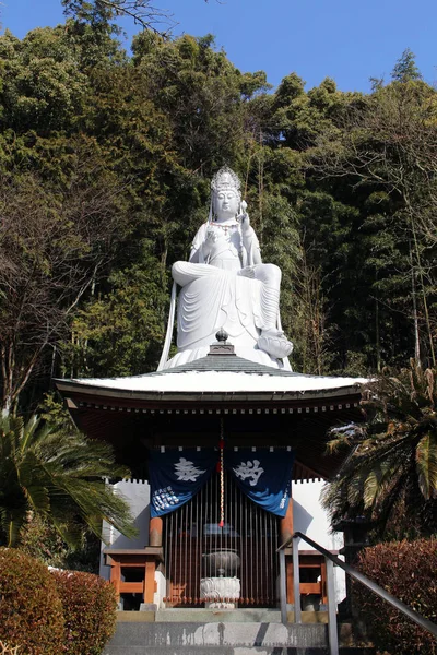 翻译: "寺庙和观音的大雕像" 在日本肥前附近- — 图库照片