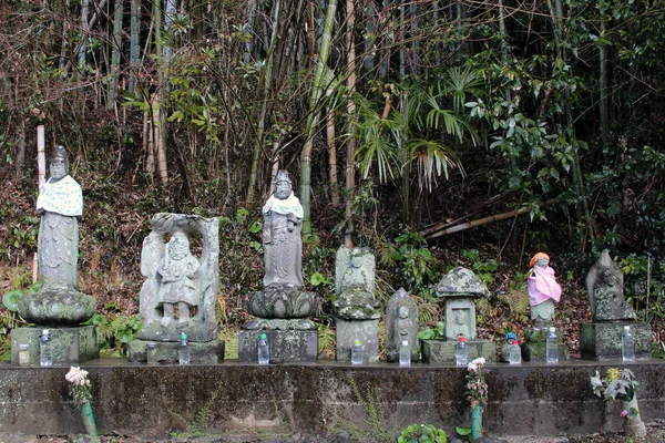 Некоторые статуи одеты в храме на улице Хизен-Ямагути — стоковое фото