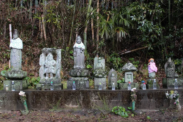 Alcune statue sono vestite al tempio intorno a Hizen-Yamaguchi st — Foto Stock