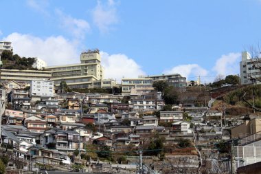 Nagasaki tepelik alanı çevresinde yığma evler