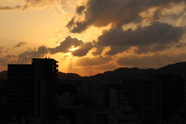 Gün batımı sırasında Sofukuji çevresinde evler yığma