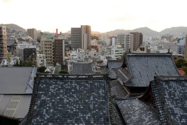 Gün batımı sırasında Sofukuji çevresinde evler yığma