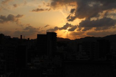 Gün batımı sırasında Sofukuji çevresinde evler yığma