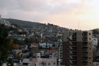 Gün batımı sırasında Sofukuji çevresinde evler yığma