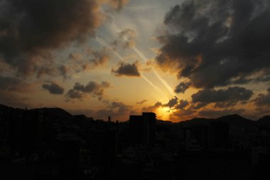 Gün batımı sırasında Sofukuji çevresinde evler yığma