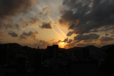 Gün batımı sırasında Sofukuji çevresinde evler yığma