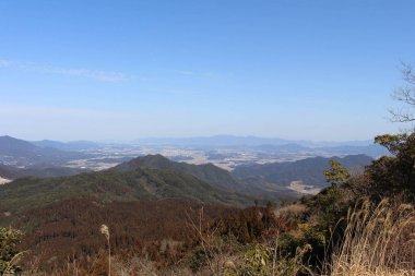 Onechi tapınak ve tepenin üst doğadan görünümünü