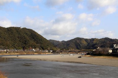 Ağaçtan ikonik Kintai köprüye yolda. Üstünde tepe-in t