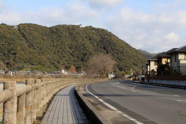 Ağaçtan ikonik Kintai köprüye yolda. Üstünde tepe-in t