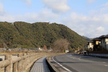 Ağaçtan ikonik Kintai köprüye yolda. Üstünde tepe-in t