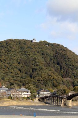 Ağaçtan ikonik Kintai köprüye yolda. Üstünde tepe-in t