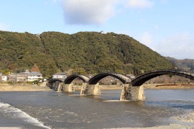 Ağaçtan ikonik Kintai köprüye yolda. Üstünde tepe-in t