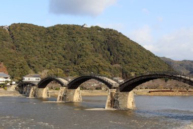 Ağaçtan ikonik Kintai köprüye yolda. Üstünde tepe-in t