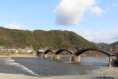 Ağaçtan ikonik Kintai köprüye yolda. Üstünde tepe-in t