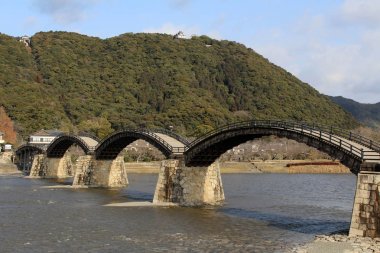 Ağaçtan ikonik Kintai köprüye yolda. Üstünde tepe-in t