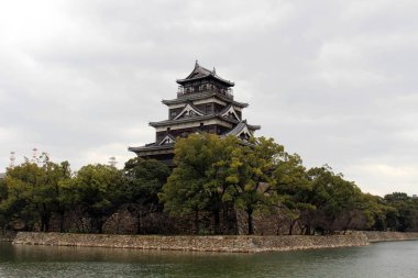 Hiroşima Castle giderken. hangi TH yeniden inşa edilmiş bir yapı