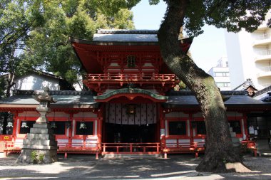 Çeviri: Bir küçük Shinto Tapınağı Nagoya şehrin ortasında 